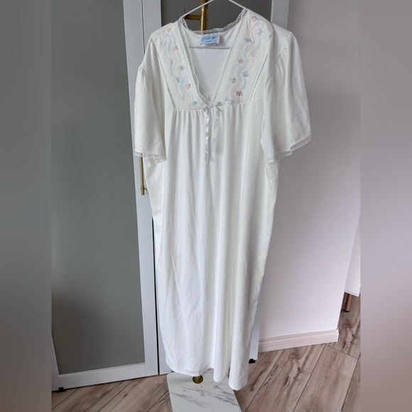 Vintage Elegant White Nightgown - Picture 1 of 5